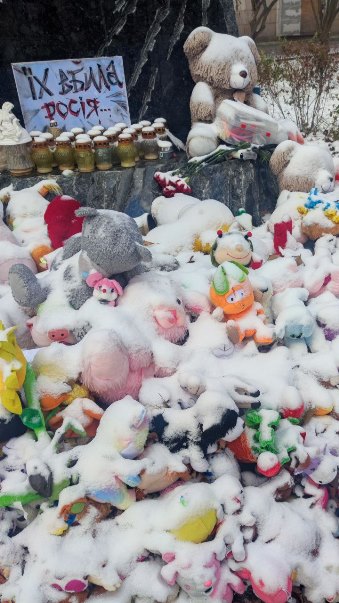 У Харкові прибрали іграшки від пам'ятника загиблим від рук рашистів дітям